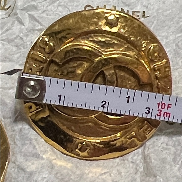 AUTHENTIC Vintage Hammered Button CHANEL CC Logo Circle #2853 Gold color Clip-On - Picture 5 of 13
